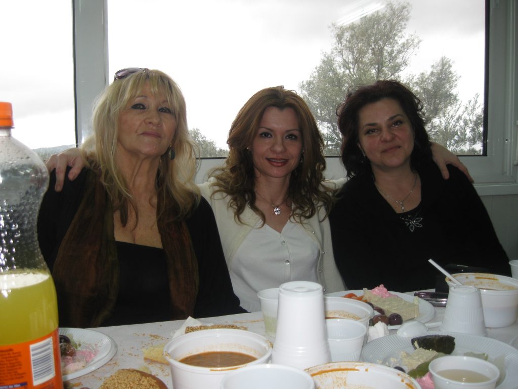 Η Θάλεια Χούντα γιορτάζει τα Κούλουμα με την κ. Μπέσκου-Πεταλά και την κ. Γ. Φουσέκη στο Προσήλιο στη Παιανία